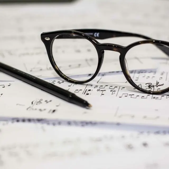 Óculos redondos sobre partitura