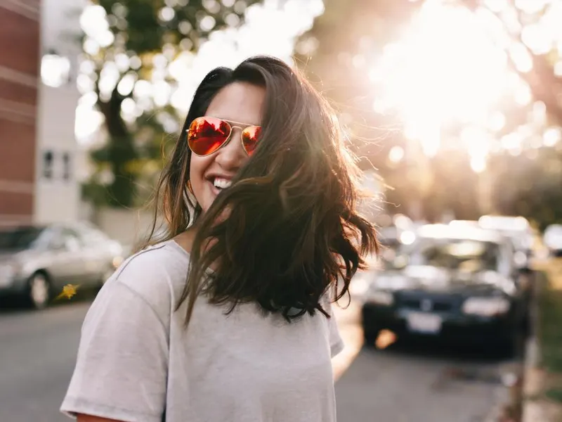 Mulher usando óculos de sol